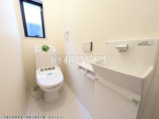 窓があるため換気がしやすいトイレはお掃除の際も空気をスッキリと保てます。　【朝霞市栄町２丁目】