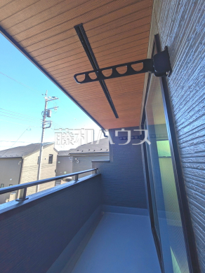2号棟　バルコニー　【東村山市久米川町３丁目】居室から直接バルコニーへ出られる為、晴れた日は布団を干すことができます。