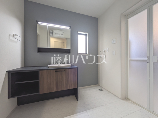 2号棟　洗面室　【東村山市久米川町３丁目】スタイリッシュに仕上がってます。