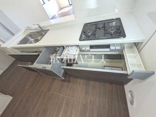 2号棟　キッチンのスライド収納　【東村山市久米川町３丁目】収納力豊富なスライド収納付きシステムキッチン。大きな鍋やフライパンの出し入れもスムーズです。　