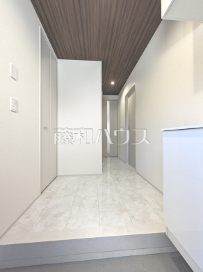 2号棟　玄関ホール　【東村山市久米川町３丁目】ホワイトを基調にまとめた玄関はホテルライクな空間を創造！