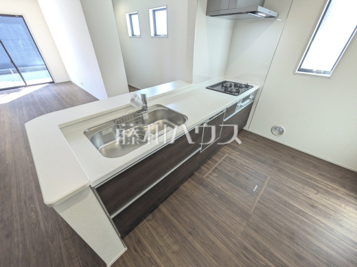 2号棟　キッチン　【東村山市久米川町３丁目】ご家族やお友達とのお食事やティータイムを楽しめる対面キッチン。お食事やお茶の準備をしながらでも、自然と会話の輪が広がります。　