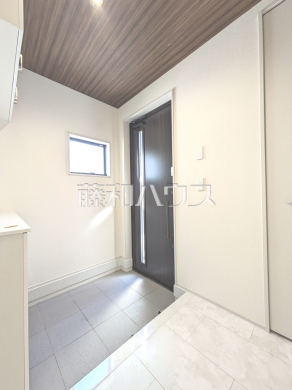 2号棟　内玄関　【東村山市久米川町３丁目】自然光を取り入れ明るい空間になるよう設計された玄関です。　