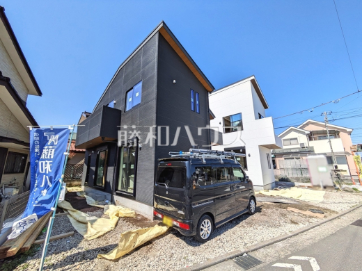 ≪現地外観≫モダンスタイリッシュな外観は永年お住まいになっても飽きの来ないシンプルな印象を与えてくれます。　【府中市南町３丁目】