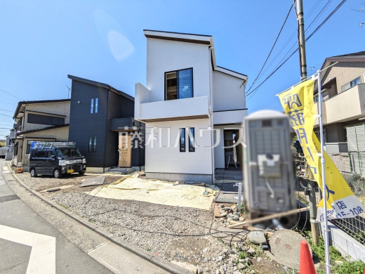 ≪現地外観≫お洒落で雰囲気のある佇まいに自然のやさしい潤いを纏ったこの家は、街に新たな表情を見せてくれることでしょう。　【府中市南町３丁目】