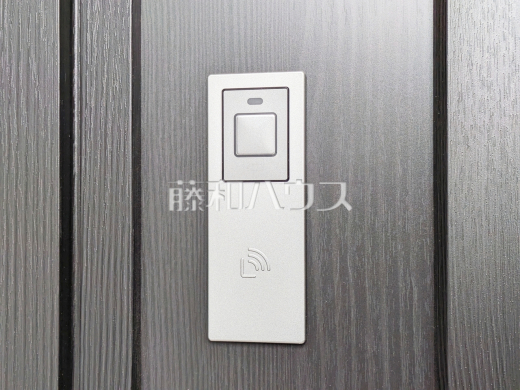 1号棟　玄関ドアのカードキー　【新座市石神２丁目】　玄関ドアのカードキーは非接触式のため、財布やパスケースにいれたままで施解錠できます！ 