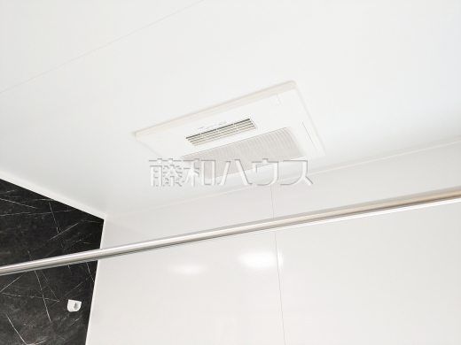1号棟　浴室換気乾燥機　【新座市石神２丁目】　換気機能によってバスルーム内のカビの発生を抑制できます。夜間や雨天時の洗濯物の乾燥に便利な乾燥機能も装備。