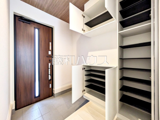 2号棟　玄関　【新座市石神２丁目】