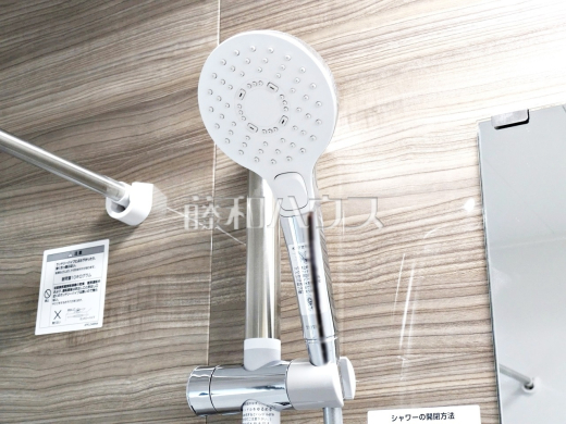 2号棟　スイッチ付シャワーヘッド　【新座市石神２丁目】　浴室のシャワーは手元で止水ができるスイッチ付シャワーヘッドにより、さらに節水効果がアップします。