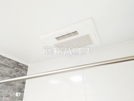 4号棟　冷暖房・空調設備　【新座市石神２丁目】　換気機能によってバスルーム内のカビの発生を抑制できます。夜間や雨天時の洗濯物の乾燥に便利な乾燥機能も装備。
