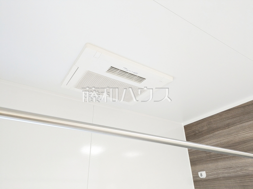 9号棟　浴室換気乾燥機　【新座市石神２丁目】　換気機能によってバスルーム内のカビの発生を抑制できます。夜間や雨天時の洗濯物の乾燥に便利な乾燥機能も装備。