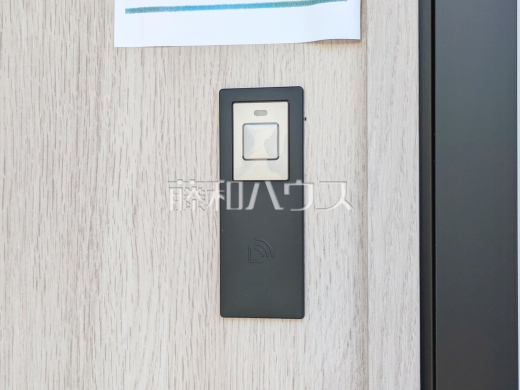 9号棟　玄関ドアのカードキー　【新座市石神２丁目】　玄関ドアのカードキーは非接触式のため、財布やパスケースにいれたままで施解錠できます！ 