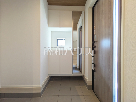 9号棟　玄関　【新座市石神２丁目】