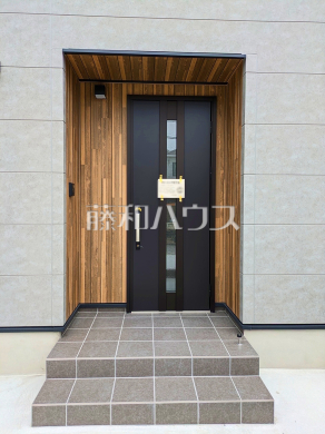 B号棟　玄関　【与那原町字与那原】