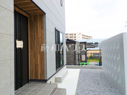 B号棟　玄関　【与那原町字与那原】