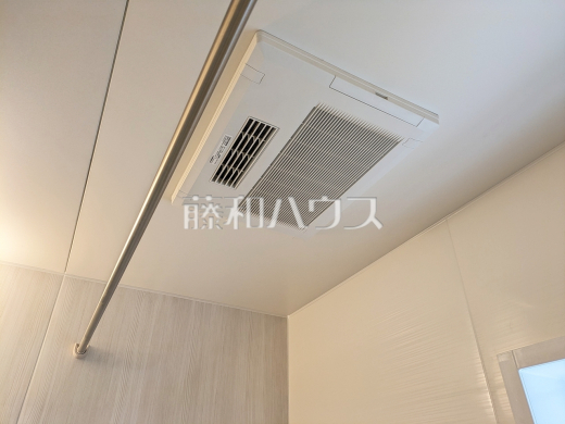 2号棟　浴室換気乾燥機　換気機能によってバスルーム内のカビの発生を抑制できます。夜間や雨天時の洗濯物の乾燥に便利な乾燥機能も装備。