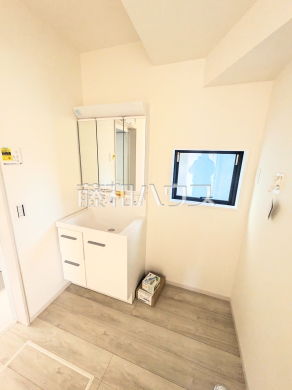 三面鏡付きの洗面台。鏡の裏にも収納があり、歯ブラシや化粧品等もすっきり収納できます。 　【和光市新倉４丁目】