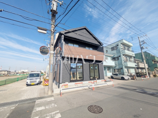 足場が外れて実際の外観が見えてきました。完成までもう少しです。　【和光市新倉４丁目】