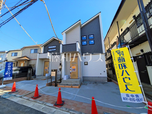 ≪現地外観≫順調に工事が進んでいます。実際の街並みの様子が段々見えて参りました。ぜひ実際に現地をご見学下さいませ。【府中市是政１丁目】