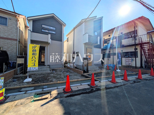 ≪現地外観≫モダンスタイリッシュな外観は永年お住まいになっても飽きの来ないシンプルな印象を与えてくれます。【府中市是政１丁目】