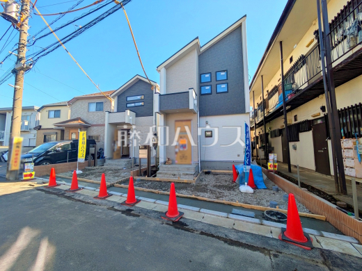 ≪現地外観≫お洒落で雰囲気のある佇まいに自然のやさしい潤いを纏ったこの家は、街に新たな表情を見せてくれることでしょう。【府中市是政１丁目】