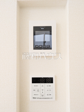 2号棟　TVモニター付きインターホン/給湯器　【府中市是政１丁目】　訪問者がわかるTVモニター付インターホンは、お子様のお留守番にも活躍するかも？！/追焚機能付で時間差入浴もOK追焚き機能付きなので、生活時間の違う家族に便利です。