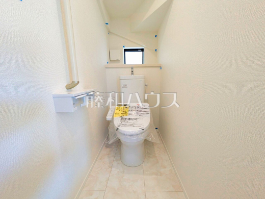 ≪1号棟　トイレ≫１、２階にウォシュレット付の省エネタイプのお手洗いが完備されております♪　【府中市日新町５丁目】