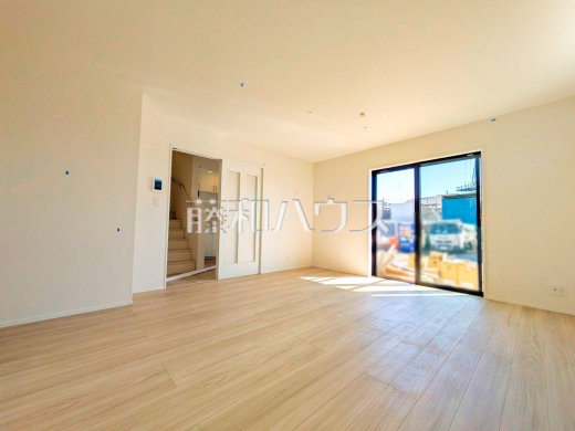 ≪1号棟　リビング≫南側に大きな窓を設け、昼間は電気をつけずに過ごせる、明るい空間となるよう設計いたしました。　【府中市日新町５丁目】