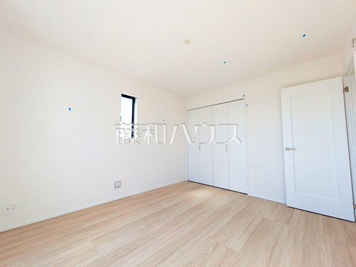 ≪1号棟　居室≫各部屋に収納も完備されるため、部屋もしっかり片付きそうですね♪【府中市日新町５丁目】