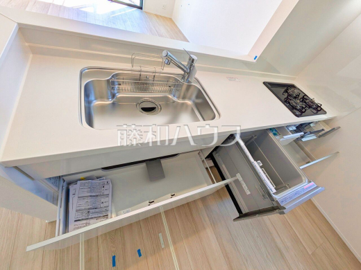 ≪1号棟　キッチン≫ビルトイン食洗機は毎日の家事を軽減させてくれます。またワークトップも広々使え機能性も向上します。　【府中市日新町５丁目】