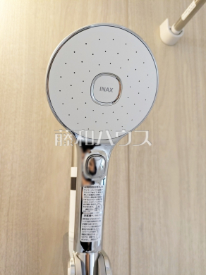 2号棟　スイッチ付シャワーヘッド　【府中市日新町５丁目】　浴室のシャワーは手元で止水ができるスイッチ付シャワーヘッドにより、さらに節水効果がアップします。
