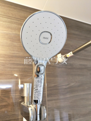 3号棟　スイッチ付シャワーヘッド　【府中市日新町５丁目】　浴室のシャワーは手元で止水ができるスイッチ付シャワーヘッドにより、さらに節水効果がアップします。