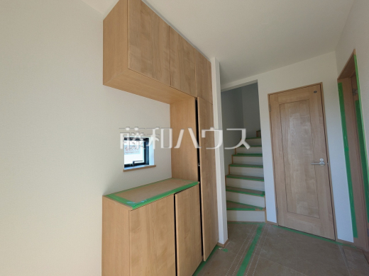 A号棟　玄関　【日野市落川】トールタイプのシューズボックスには、靴だけでなく外遊びのおもちゃなどもたっぷり収納できます。