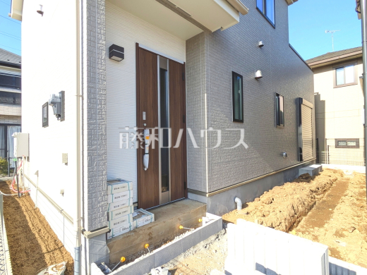 A号棟　玄関　【日野市落川】
手が行き届くサイズがちょうどいい。毎日に寄り添う小さなお庭付きです♪家庭菜園やガーデニングも楽しめそうですね。