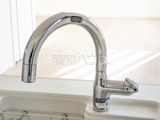 手をかざすだけで操作できるタッチレス水栓で料理や後片付けが楽になります。　【練馬区向山４丁目】