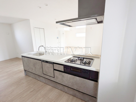 家族との会話も弾む対面式キッチン。3口ガスコンロは複数の調理を一度に行うことができ、レンジフードは見た目もスッキリしていてお手入れがしやすいです。　【練馬区向山４丁目】