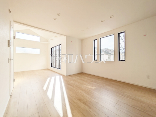 家族の存在を近くに感じ、心安らぐこの空間はいつも心地よく、気が付けば楽しい一日が終わろうとしている、そんな憩いのリビングです。　【練馬区向山４丁目】