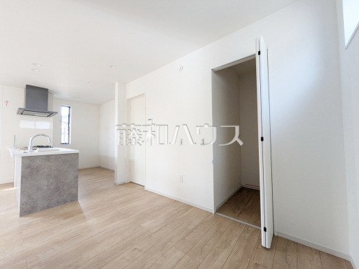 リビング　【練馬区向山４丁目】