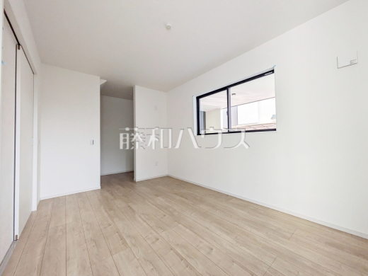 居室にはクローゼットを完備し、家具を置くスペースが確保しやすい設計がされております。　【練馬区向山４丁目】