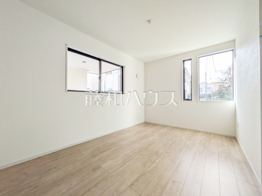 居室は2面採光により明るく開放的な空間となっています。　【練馬区向山４丁目】