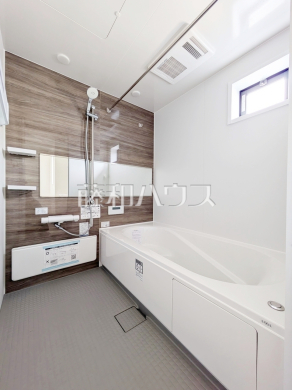 一日の疲れを癒してくれるバスルームは、ゆったりと半身浴をしながら読書を楽しんだりお子様と一緒に入浴したりと寛げる空間です。　【練馬区向山４丁目】