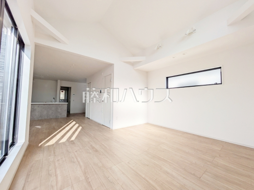 リビング　【練馬区向山４丁目】