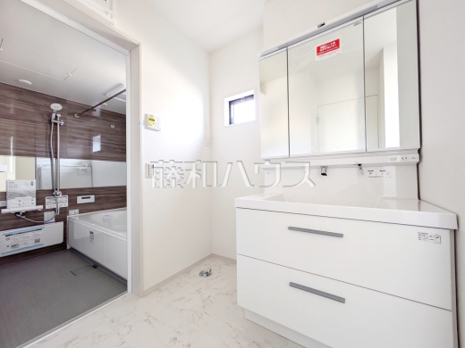 洗面室には三面鏡付きの洗面台。鏡の裏にも収納があり、歯ブラシや化粧品等もすっきり収納できて朝の準備がスムーズです　【練馬区向山４丁目】