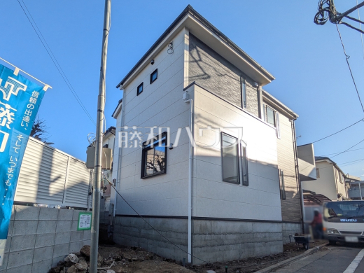 足場が外れて実際の外観が見えてきました。完成までもう少しです。　【練馬区向山４丁目】