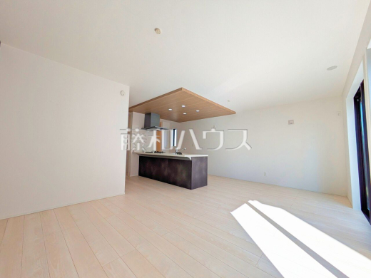 ≪1号棟　リビング≫たっぷりの日差しや心地良い風が入る、広々としたリビングが魅力　【府中市是政２丁目】