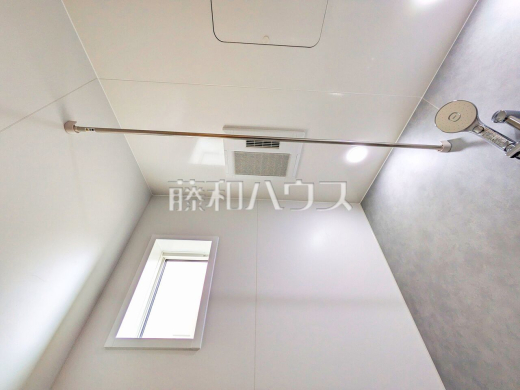 浴室乾燥機(浴室内上部)　雨の日の強い味方！浴室換気乾燥機付きユニットバスで洗濯物が乾かせます