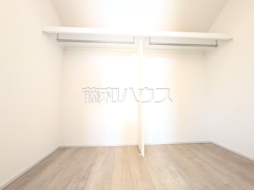 収納　【東村山市廻田町４丁目】奥行のあるウォークインクローゼットでたっぷり収納できます！　