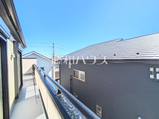 バルコニー　【東村山市廻田町４丁目】バルコニーは三部屋分の長さがあり、洗濯物やシーツ類など干すのに便利な広さです。また南向きのため日差しも行き届き、洗濯物もよく乾きます。