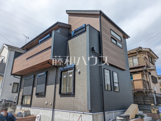 足場が外れて実際の外観が見えてきました。完成までもう少しです。　【東村山市廻田町４丁目】