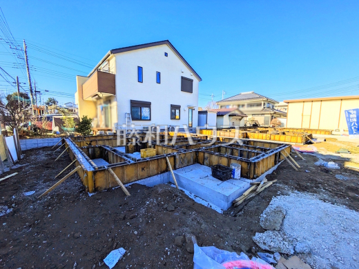 ≪1号棟　外観≫リビングと続き間の和室は約4.5帖の大きさがあり小さなお子様のお昼寝スペースやおもちゃで遊ぶスペースなど用途も様々にお使い頂けます。　【府中市多磨町２丁目】